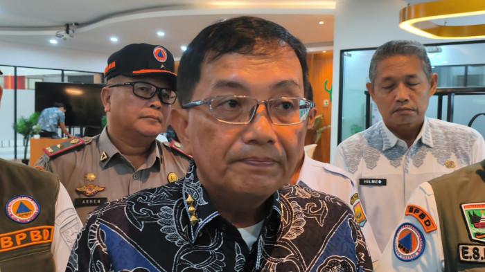 TAMBAHAN DANA TKD- Sestama BNPB, Rustian, memberikan keterangan kepada awak media saat berada di Perpustakaan Universitas Andalas (Unand), Kota Padang, Rabu (22/7/2026). Ia memastikan pihaknya mengalokasi TKD tambahan sebagai prioritas penanganan pascabencana dan diawasi langsung oleh BNPB dan kementerian.
