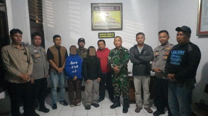 DUA SISWI DITEMUKAN - Polsek Mangkubumi bareng unsur TNI dan pemerintahan setempat berhasil menemukan dua pelajar yang sempat dilaporkan hilang, sementara satu orang lagi masih dalam pencarian. (Foto: Istimewa/Polsek Mangkubumi)