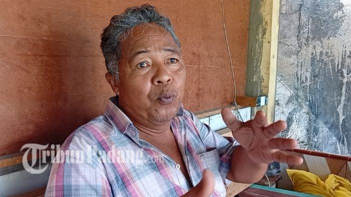 SAKSI MATA  – Salah seorang saksi mata, Hen, menceritakan detik-detik kecelakaan bus AKDP rute Pariaman–Padang saat ditemui TribunPadang.com di kawasan Lubuk Buaya, Kecamatan Koto Tangah, Kota Padang, Kamis (23/7/2026). Hen mengaku bersama warga memecahkan kaca bus untuk mengevakuasi penumpang yang terjebak setelah kendaraan terguling.