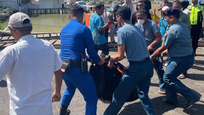 EVAKUASI MAYAT – Personel Ditpolairud Polda Sumbar, Satpolairud Polresta Padang, TNI AL, serta tim gabungan mengevakuasi sesosok mayat laki-laki yang ditemukan mengapung di sela-sela kapal di kawasan Pelabuhan Muaro Padang, Jalan Batang Arau, Kecamatan Padang Barat, Kota Padang, Kamis (23/7/2026). Jenazah yang belum diketahui identitasnya itu kemudian dibawa ke Rumah Sakit Bhayangkara Padang untuk proses identifikasi dan penyelidikan lebih lanjut.