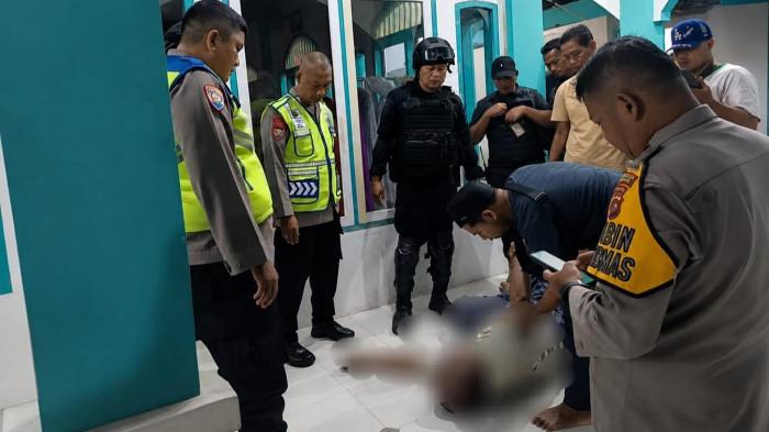 EVAKUASI JENAZAH– Personel Polresta Padang bersama warga melakukan olah tempat kejadian perkara (TKP) usai seorang pria bernama Bastianto (58), penjual buah, ditemukan meninggal dunia di dalam toilet Masjid Nurul Yaqin, Kelurahan Bungo Pasang, Kecamatan Koto Tangah, Kota Padang, Kamis (23/7/2026) dini hari. Penemuan korban bermula dari kecurigaan warga yang melihat sepasang sandal masih terparkir di area masjid.