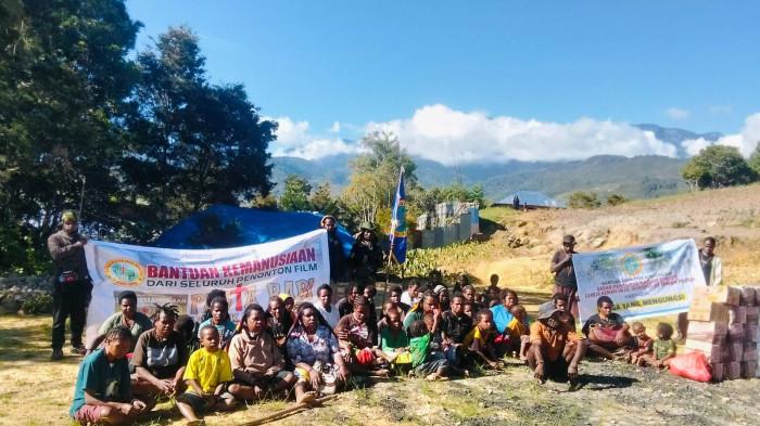 PENGUNGSI - Para pengungsi Nduga di Ilekma, Kabupaten Jayawijaya, Papua Pegunungan yang menerima bantuan kemanusiaan dari penonton Film Pesta Babi pada 17 Juni 2026