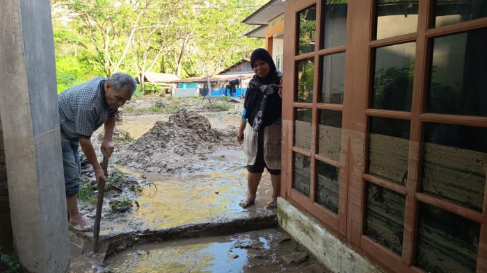 BANJIR BANDANG- Warga bersama petugas BPBD Kota Bukittinggi bergotong royong membersihkan lumpur yang memenuhi rumah usai banjir bandang menerjang kawasan permukiman di Ngarai Sianok, Kelurahan Kayu Kubu, Kecamatan Guguk Panjang, Kota Bukittinggi, Sumatera Barat, Jumat (24/7/2026). Banjir yang diduga dipicu jebolnya genangan air akibat aliran sungai tersumbat longsoran tebing itu menyebabkan delapan rumah, satu musala, dan tiga warung terdampak, namun tidak menimbulkan korban jiwa.