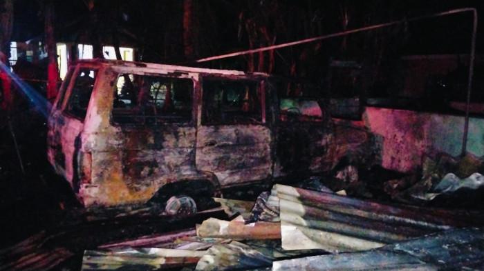 KEBAKARAN RUMAH- Penampakan sebuah mobil yang hangus terbakar dalam musibah kebakaran rumah di Korong Kelok Licin, Nagari Sungai Buluah Utara, Kecamatan Batang Anai, Kabupaten Padang Pariaman, Jumat (24/7/2026) dini hari.