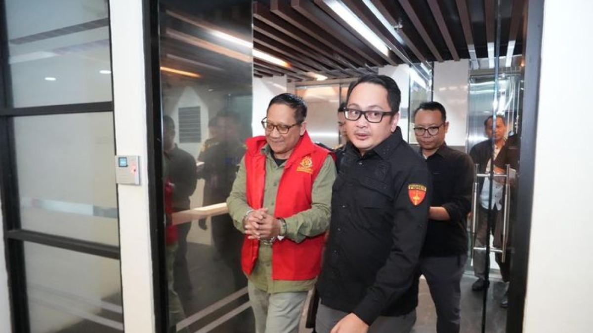 KASUS KORUPSI - Choirul Anwar, Eks Dirut Kebun Binatang Surabaya yang diduga korupsi anggaran, satwa sampai kurus dan mati.