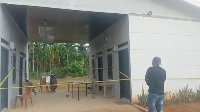 LOKASI - Kos di Lorong Kamboja RT 10, RW 04, Kelurahan Talang Babat, Kecamatan Muara Sabak Barat, Kabupaten Tanjung Jabung Timur, Selasa (21/7/2026). Garis polisi masih dipasang di bagian depan hingga belakang bangunan tempat sebelum Brigadir Polisi Eko Winarno Saputra ditemukan tewas.