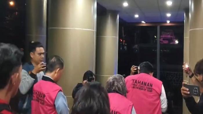 TERSANGKA - Ruddy Kululu (rompi pink/paling belakang) merupakan politisi senior Sulawesi Utara dan dikenal sebagai kader Partai Demokrat di Minahasa Utara, Sulut. Ruddy Kululu kini terjerat kasus dugaan tindak pidana korupsi pengadaan lahan untuk pembangunan Stasiun Pengisian Bahan Bakar Umum (SPBU) di Kelurahan Melonguane Barat, Kepulauan Talaud, Provinsi Sulawesi Utara (Sulut).
