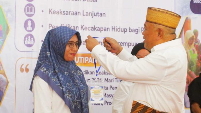 KEAKSARAN DASAR -- Wakil Bupati Gorontalo, Tonny Junus, secara resmi membuka Program Pembelajaran Pendidikan Keaksaraan Dasar dan Lanjutan serta Program Pemberdayaan Remaja dan Perempuan Tahun 2026. 