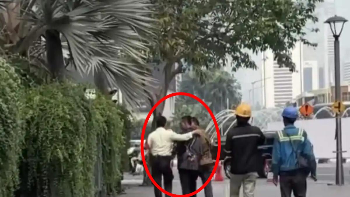 SECURITY VIRAL - Petugas keamanan (satpam) yang terlibat cekcok dengan pengemudi Toyota Alphard di kawasan pelican crossing Halte Transjakarta Bundaran HI, Jakarta Pusat, tidak diberhentikan dari pekerjaannya atau dipecat.