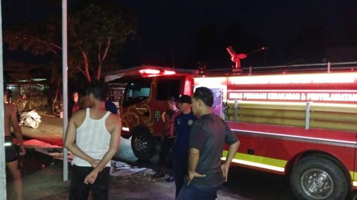 KEBAKARAN - Petugas Damkar Sektor Sebatik Timur melakukan proses pemadaman dan pendinginan di lokasi kebakaran yang menghanguskan dapur Kafe Ocay di Jalan Manunggal, RT 001, Sei Pancang, Kecamatan Sebatik Utara, Kabupaten Nunukan, Jumat (24/7/2026) dini hari. Kebakaran diduga dipicu korsleting listrik, sementara tidak ada korban jiwa dalam peristiwa tersebut.