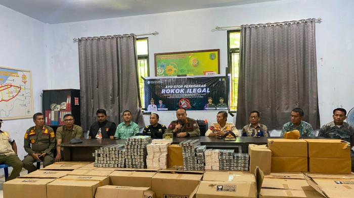 SITA ROKOK ILEGAL – Tim gabungan Satpol PP Sulbar, Satpol PP Pasangkayu, Bapenda Sulbar, Bapenda Pasangkayu, Polda Sulbar, dan Bea Cukai Palu merilis hasil operasi pemberantasan rokok ilegal di Kantor Satpol PP Pasangkayu, Kamis (23/7/2026). Dalam operasi tersebut, petugas mengamankan 2.437 slop dan enam bungkus rokok ilegal hasil sidak di wilayah Kecamatan Baras hingga Kecamatan Pasangkayu. Seluruh barang bukti selanjutnya diserahkan kepada Bea Cukai Palu untuk proses lebih lanjut.