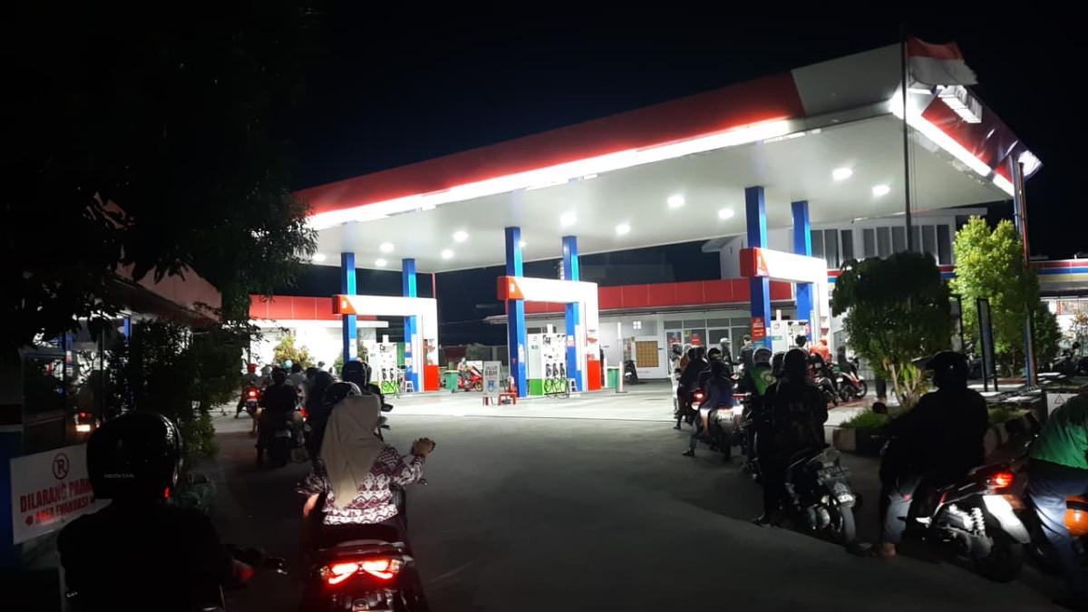 UPDATE HARGA BBM - Potret antrean BBM di SPBU di Klodran, Colomadu pada Rabu 1 Juli 2026.