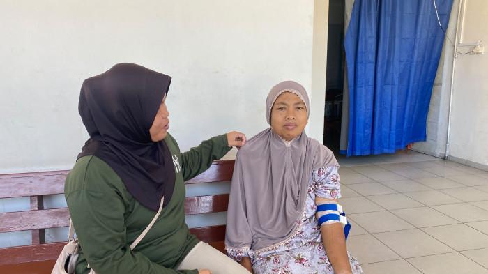Elsa (kiri) mendampingi sang ibu, Dewi (44), usai menjalani terapi hemodialisis di Primaya Hospital Bhakti Wara Pangkalpinang, Sabtu (18/7/2026). Dua kali setiap pekan, Dewi harus menjalani cuci darah untuk mempertahankan hidup, sementara kehadiran putrinya menjadi penyemangat dalam setiap perjuangan melawan gagal ginjal. (