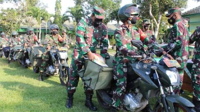 BABINSA PAJAK - Babinsa Koramil jajaran Kodim 0806 Trenggalek membawa beras bantuan bagi warga terdampak Covid‑19 di markas Kodim 0806 Trenggalek, Jawa Timur, Rabu (11/8/2021). Ketua Komisi I DPR RI Utut Adianto pada Senin (20/7/2027) menyoroti kebijakan DJP melibatkan Babinsa dan Bhabinkamtibmas dalam pengawasan pajak dan mengingatkan agar tidak menimbulkan ketakutan bagi wajib pajak.