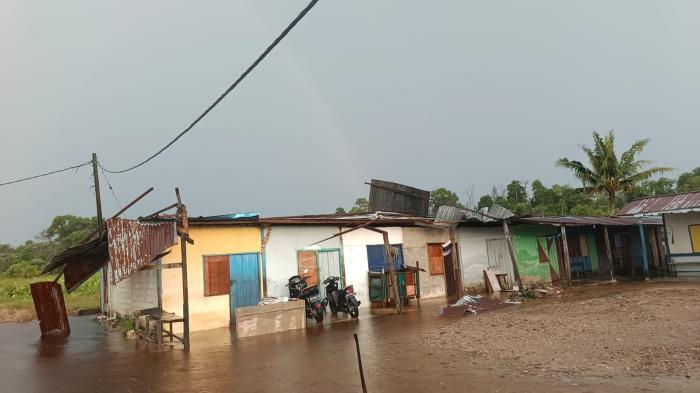 ATAP RUMAH TERBANG - Atap rumah warga atapnya terbang pasca angin kencang melanda wilayah utara Tarakan, Kalimantan Utara, Kamis (23/7/2026) sore kemarin.