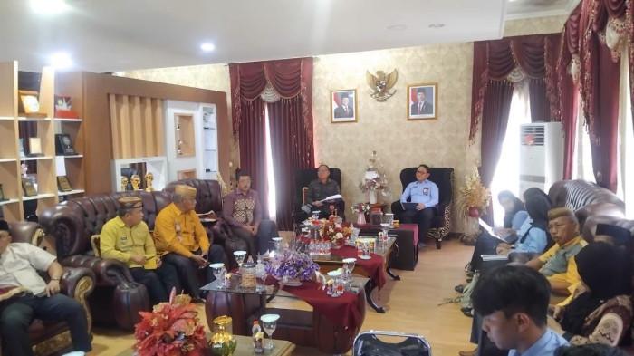 Bupati Gorontalo Utara, Thariq Modanggu menerima dddd