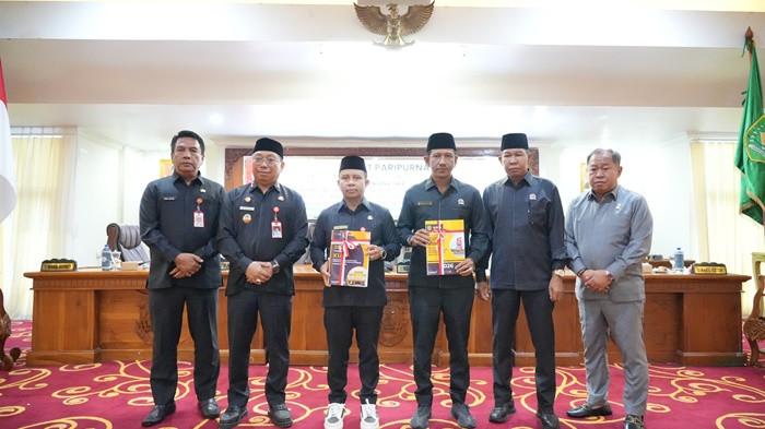 bupati tapin paripurna di dprd 1