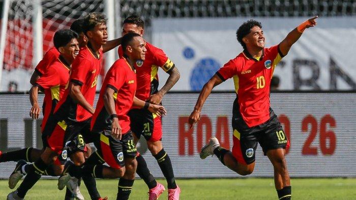 SELEBRASI TIMOR LESTE - Joao Pedro (kanan) merayakan gol ke gawang Maladewa pada matchday dua grup A Kualifikasi Piala Asia 2027 di Stadion Territory Rugby League, Australia, Selasa (10/6/2025). (Twitter Socceroos - 10/6/2025)
