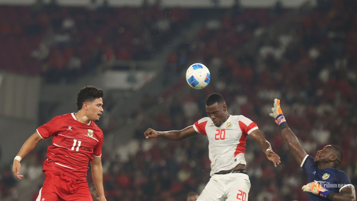 MENANG TIPIS - Pesepak bola Timnas Indonesia berebut bola dengan pesepak bola Timnas Mozambik dalam laga FIFA Matchday di Stadion Utama Gelora Bung Karno (SUGBK), Senayan, Jakarta, Selasa (9/6/2026). Timnas Indonesia mengalahkan Mozambik dengan skor akhir 1-0. Tribunnews/Jeprima