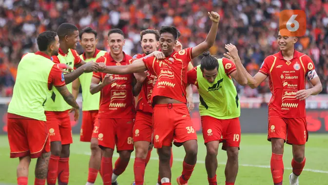 Pemain Persija Jakarta merayakan gol yang dicetak oleh Aditya Warman (tengah) ke gawang Persijap dalam laga lanjutan BRI Super League 2025/2026 di Stadion Utama Gelora Bung Karno (SUGBK), Senayan, Jakarta, Sabtu (03/01/2025). (Bola.com/Abdul Aziz)