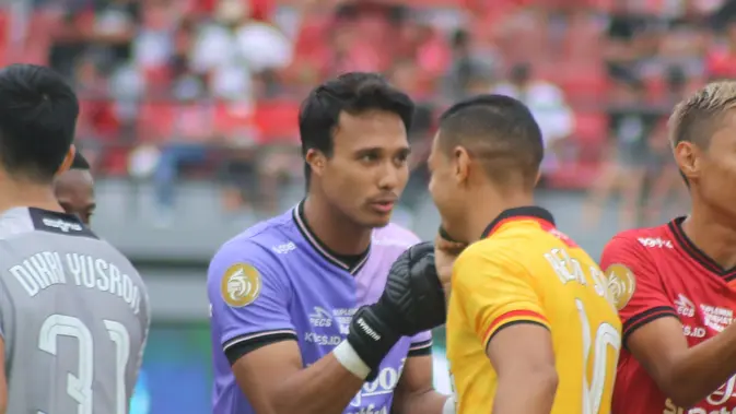Kiper Bali United, M. Ridho, bersalaman dengan gelandang Persik Kediri, Renan Silva, sebelum laga pekan ketujuh BRI Liga 1 2022/2023 yang digelar di Stadion Kapten I Wayan Dipta, 27 Agustus 2022. (Bola.com/Maheswara Putra)