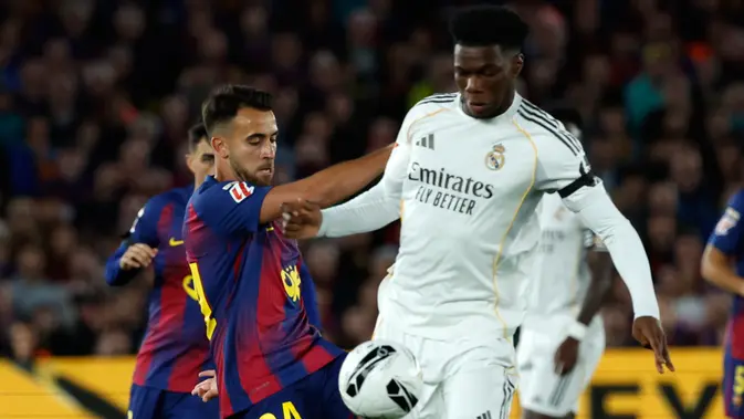 Pemain Real Madrid, Aurelien Tchouameni, berebut bola dengan pemain Barcelona, Eric García, dalam pertandingan La Liga di Camp Nou, Spanyol, Senin (11/5/2026) dini hari WIB. (AP Photo/Joan Monfort)