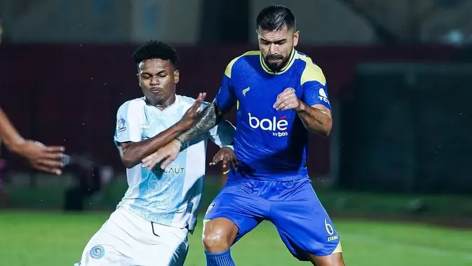 Aksi pemain Arema FC, Julian Guevara. Arema menang meyakinkan di pekan 33 BRI Super League. Mereka menekuk tuan rumah PSBS Biak di Stadion Sultan Agung, Bantul, Jumat (15/5/2026). (Doc Arema)