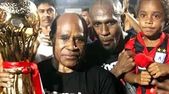 PERSIPURA - Almarhum Drs. Manase Robert Kambu  atau MR Kambu (kiri) berfoto bersama legenda Persipura Jayapura Boaz Solossa usai Persipura meraih gelar juara. M.R. Kambu dikenang sebagai tokoh yang memberikan dukungan besar bagi perkembangan sepak bola Papua.