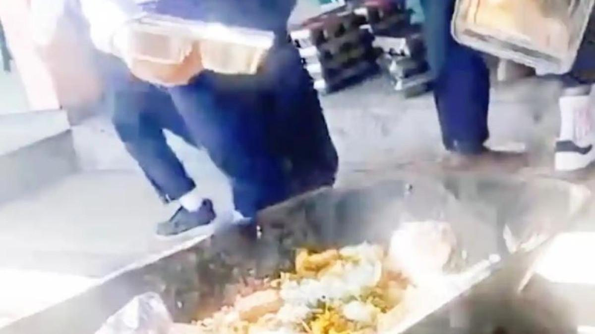 VIRAL MBG DIBUANG - Tangkapan layar video viral yang memperlihatkan sejumlah siswa di Bondowoso membuang sisa makanan MBG ke dalam gerobak pasir. Video ini beredar luas di media sosial dan aplikasi pesan singkat seperti dikutip Rabu (22/7/2026).Kepala MTs Negeri 4 Bondowoso memberikan klarifikasi.