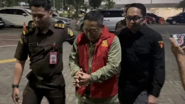 Eks Dirut KBS Choirul Anwar tersangka korupsi pangan satwa Rp 10,2 miliar saat dikeler ke rutan Kejati Jatim