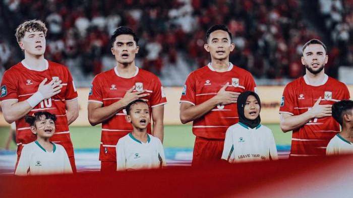 SANANTA-RIDHO - Striker Timnas Indonesia Ramadhan Sananta berdampingan dengan Kapten Timnas Indonesia yang juga Kapten Persija Jakarta Rizky Ridho. Terkini, Ridho menulis kode terkait kepindahan Sananta ke klub tanah air.
