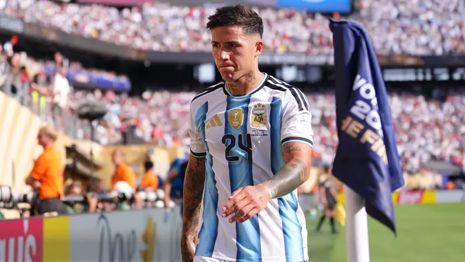 Pemain Argentina Enzo Fernandez meninggalkan lapangan setelah menerima kartu merah dalam laga final Piala Dunia 2026 antara Spanyol vs Argentina di East Rutherford, N.J., dekat New York, Minggu, 19 Juli 2026. (AP Photo/Abbie Parr)