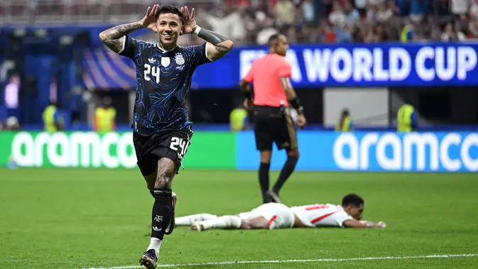 Gelandang Argentina Enzo Fernandez (tengah) rayakan gol ke gawang Inggris pada semifinal Piala Dunia 2026. (AFP/Shaun Botterill)