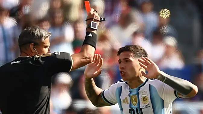 Wasit asal Slovenia, Slavko Vincic, memberikan kartu merah kepada gelandang Argentina #24 Enzo Fernandez pada pertandingan final Piala Dunia 2026 antara Spanyol dan Argentina di Stadion New York/New Jersey di East Rutherford pada 19 Juli 2026. (CHARLY TRIBALLEAU/AFP)