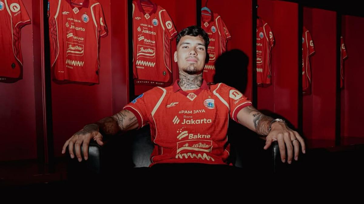 Fullback keturunan Timnas Indonesia, Shayne Pattynama resmi diperkenalkan sebagai pemain baru Persija Jakarta pada bursa transfer paruh musim 2025/2026.