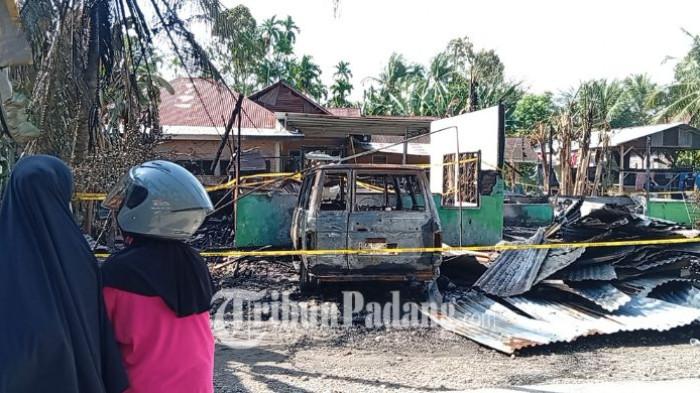 GARIS POLISI – Kondisi rumah yang hangus terbakar di Korong Kelok Licin, Nagari Sungai Buluah Utara, Kecamatan Batang Anai, Kabupaten Padang Pariaman, Sumatera Barat, Jumat (24/7/2026). Lokasi telah dipasangi garis polisi dan masih menjalani pemeriksaan oleh petugas setelah kebakaran yang menewaskan dua penghuni rumah serta menghanguskan seluruh bangunan beserta isinya.