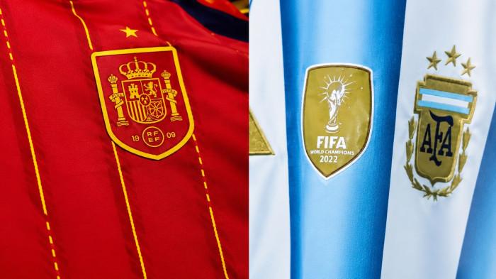 SELEBRASI LOKAL 2026 - Foto jersey Timnas Spanyol (kiri) dan Argentina (kanan) di Piala Dunia 2026 yang dipajang di Solo Soccer, Manahan, Surakarta, Jawa Tengah, Minggu, 31 Mei 2026. Spanyol dan Argentina menurunkan skuad terbaik dan diprediksi akan bermain sengit di parti final Piala Dunia 2026.