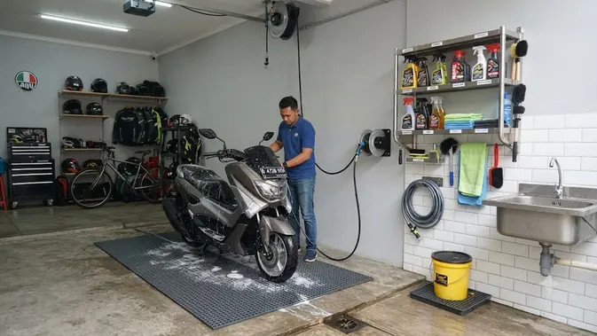 Garasi dengan Rak Peralatan Cuci. (AI Generated)