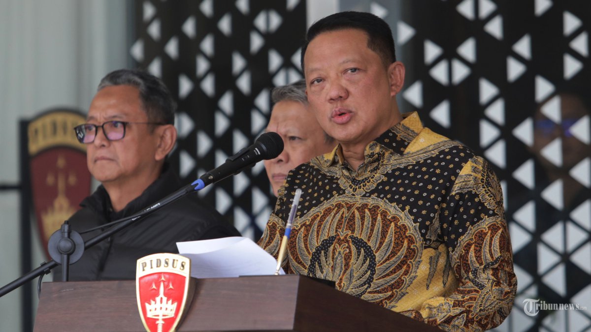 TOLAK MUNDUR - Jaksa Agung Muda Tindak Pidana Khusus (Jampidsus) Kejaksaan Agung Febrie Adriansyah memberikan keterangan saat konferensi pers di Gedung Bundar Kejaksaan Agung, Jakarta, Jumat (10/7/2026). Dalam keterangannya, Febrie Adriansyah menegaskan bahwa dirinya tetap menjalankan tugas dan tidak mundur dari jabatannya dan dirinya menghormati penegakan hukum yang dilakukan Korps Pemberantasan Tindak Pidana Korupsi (Kortas Tipikor) Polri terhadap tiga kasus dugaan korupsi. TRIBUNNEWS/IRWAN RISMAWAN