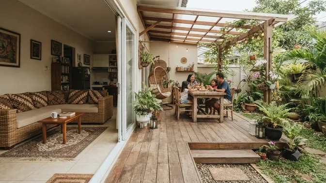 Rumah dengan Half Outdoor Living Room sebagai Tren Baru untuk Iklim Tropis Model Area Dek Kayu (AI Generated)