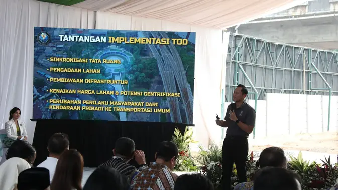 Menteri Koordinator Bidang Infrastruktur dan Pembangunan Kewilayahan Agus Harimurti Yudhoyono (AHY) melakukan groundbreaking Stasiun Bekasi Ekstensi di kawasan Summarecon Bekasi, Jumat (24/7/2026). (Dok Kemenko kemenkoinfra)