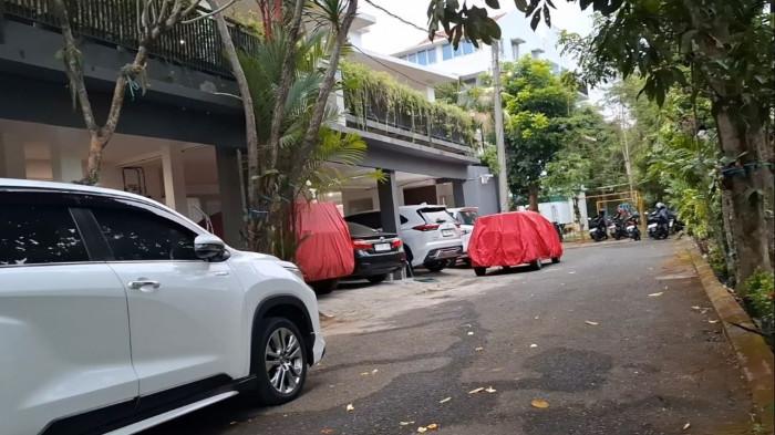 NANIK S DEYANG – Situasi di rumah pribadi mantan Kepala Badan Gizi Nasional (BGN), Nanik S Deyang, di Perumahan Raffles Hills, Kota Depok, Jawa Barat, Kamis (23/7/2026). Sejumlah orang diduga aparat berpakaian bebas terlihat berjaga di sekitar rumah tersebut sehari setelah Nanik mengundurkan diri sebagai Kepala BGN.