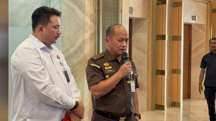 KASUS KORUPSI - Kapuspenkum Kejagung, Anang Supriatna (kanan) memberikan keterangan terkait penanganan kasus dugaan korupsi dan TPPU yang menjerat eks Jampidsus Febrie Adriansyah sebagai tersangka di Kantor Kejagung, Jakarta, Senin (13/7/2026).