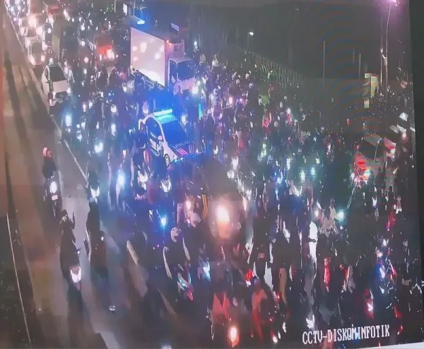 Sekelompok pengendara sepeda motor sempat kumpul-kumpul tengah malam di sekitar Sarinah hingga Bundaran HI.