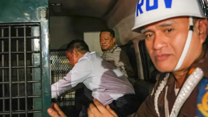 Mantan Jaksa Agung Muda Bidang Tindak Pidana Khusus (Jampidsus) Febrie Adriansyah, saat dibawa ke mobil tahanan untuk  ditahan di rutan KPK di  Gedung Kejagung, Jakarta, Jumat (24/07/2026). (KLY/ Arie Basuki)