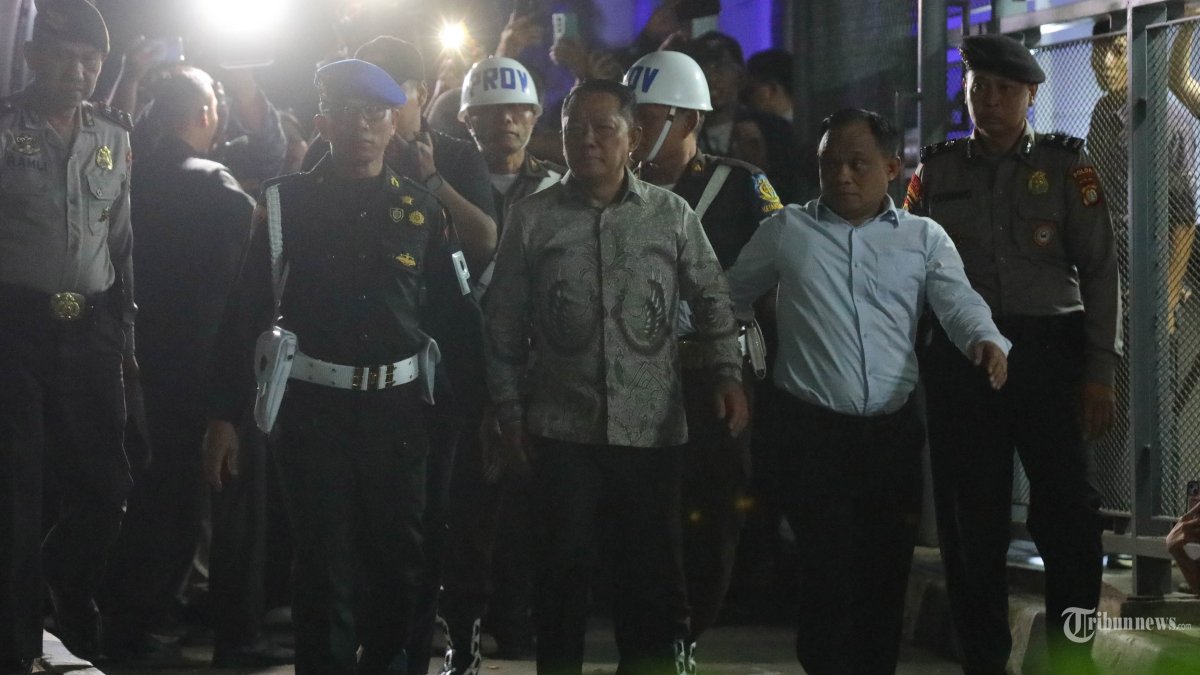 DITAHAN - Mantan Jaksa Agung Muda Tindak?Pidana Khusus (Jampidsus) Kejaksaan Agung (Kejagung) Febrie Adriansyah tiba di Rumah Tahanan cabang KPK, Jakarta, Jumat (24/7/2026) malam. Febrie Adriansyah resmi ditahan terkait kasus dugaan kasus korupsi dan Tindak Pidana Pencucian Uang (TPPU). TRIBUNNEWS/IRWAN RISMAWAN