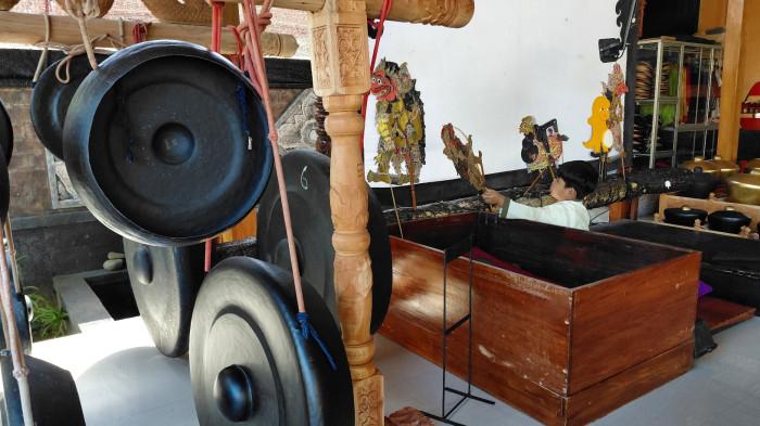 WISATA EDUKASI- Oemah Gamelan Desa Wisata Pekunden menyediakan edukasi belajar gamelan dan wayang di pendopo yang beralamat di Jalan Jaya Sirayu Gang Perintis No 19, RT 03 RW 03 Desa Pekunden, Kamis (23/7/2026).