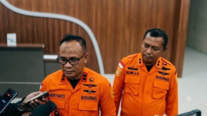 WNA HILANG -- Kepala Kantor Basarnas Gorontalo, Heriyanto, memberikan keterangan terkait persiapan pencarian speedboat yang membawa 11 wisatawan asing dan hilang kontak di perairan Teluk Tomini.
