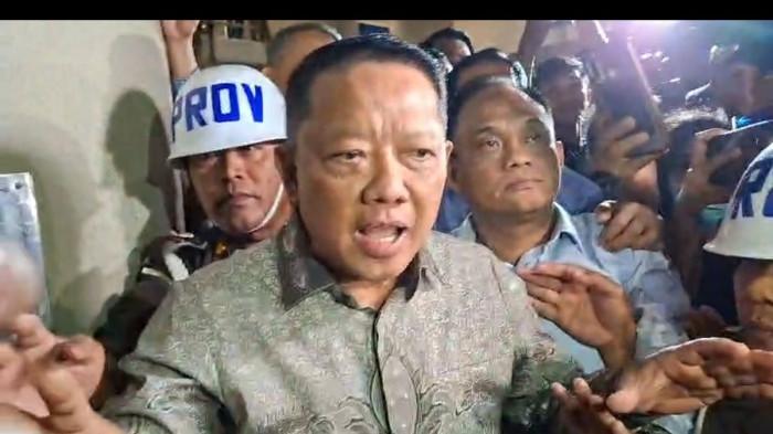 DITAHAN - Mantan Jampidsus Febrie Adriansyah keluar dari Gedung Kejagung setelah menjalani pemeriksaan dan dibawa ke mobil tahanan Kejagung, Jumat (24/7/2026) malam.(Kompas.com/Nicholas Ryan Aditya)