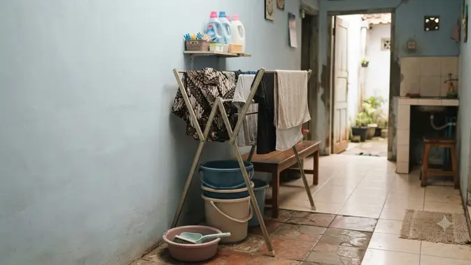Tempat Menyimpan Ember agar Area Laundry Lebih Rapi, Jadi Ide Penataan Rumah Kontrakan Model di Bawah Rak Jemuran (image generated by AI)